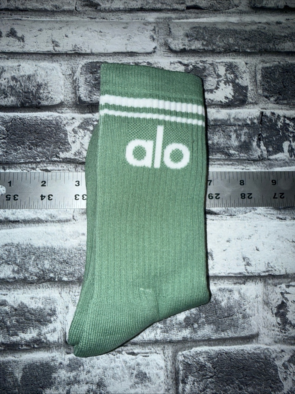Alo Unisex Throwback Green With White Socks - Crew Socks - Yoga
